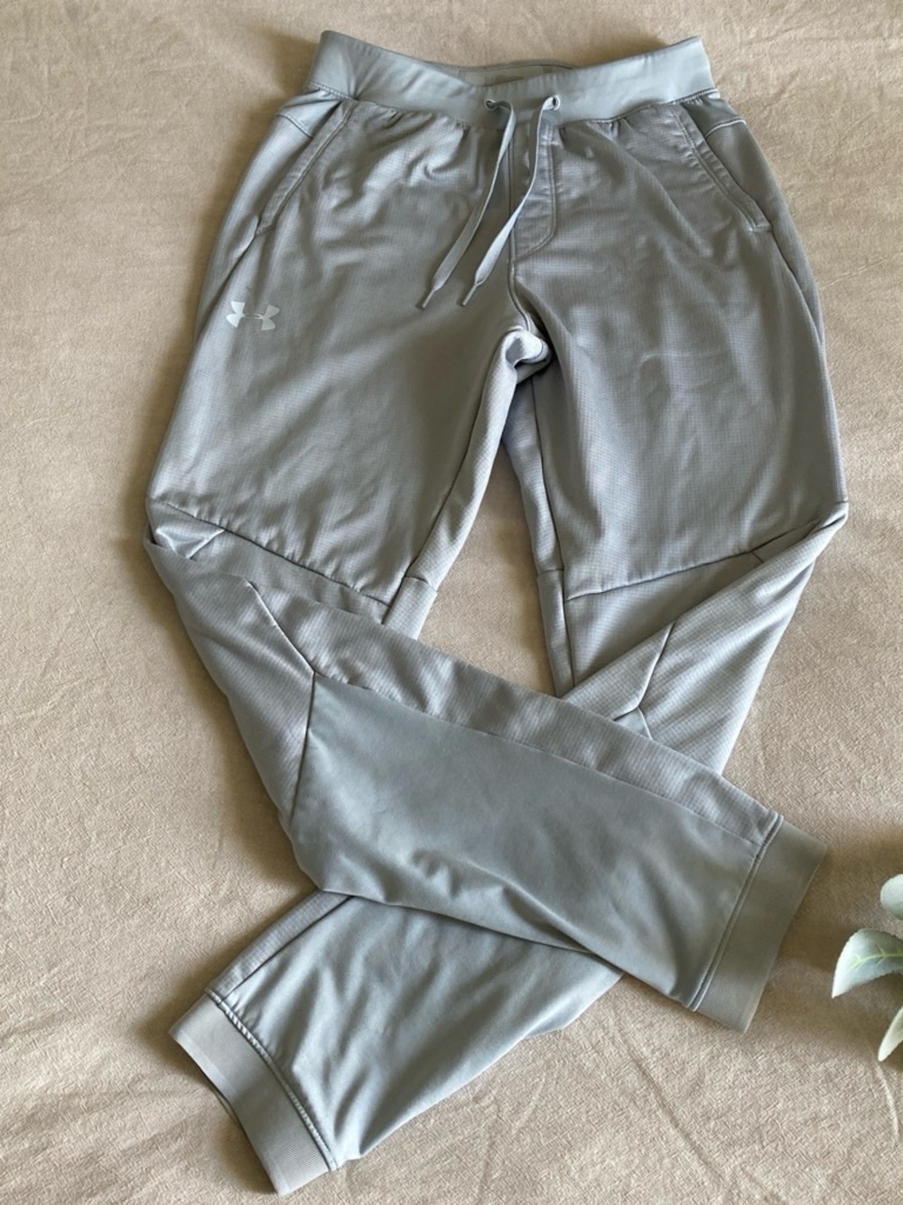 Under Armour Men’s Light Gray Athletic Joggers